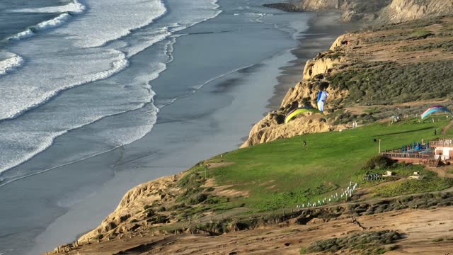 Paragliders at Torrey Pines Gliderport ready to fly over Black’s Beach San Diego | Drone Video – 2