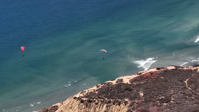 Paragliders flying over La Jolla Shores La Jolla Farms Black’s Beach and Torrey Pines on a beautiful afternoon | Drone Video – 4