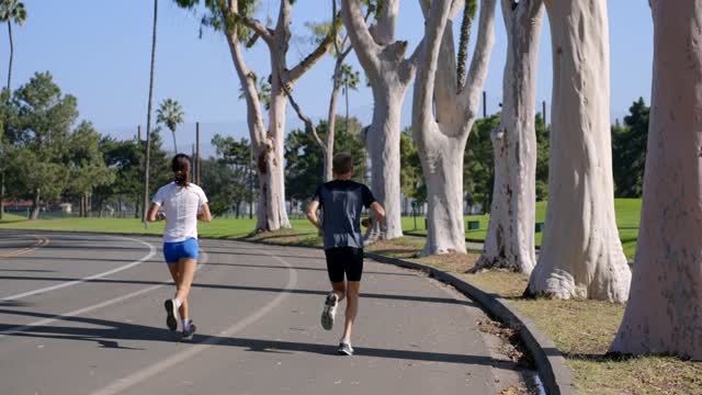 Runners on Glorietta Blvd along the Golf Course in Coronado | Video