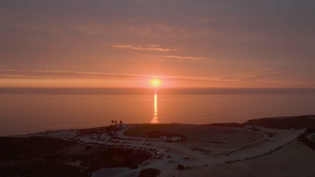 A perfect sunset over the cliffs of Black’s Beach and Torrey Pines Glider Port in La Jolla San Diego California | Drone Video