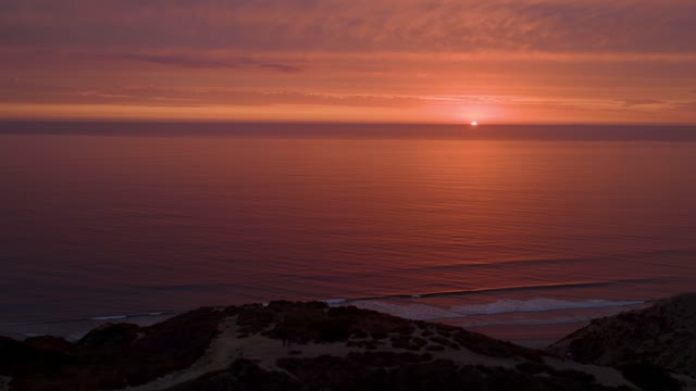 A perfect sunset over the cliffs of Black’s Beach and Torrey Pines Glider Port in La Jolla San Diego California | Drone Video – 1