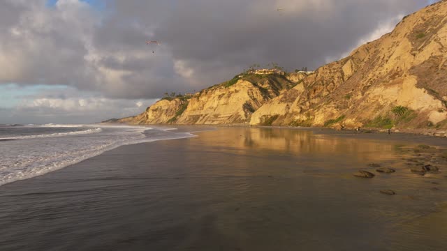 A beautiful afternoon below the cliffs at Black’s Beach Torrey Pines in La Jolla San Diego | Drone Video – 5