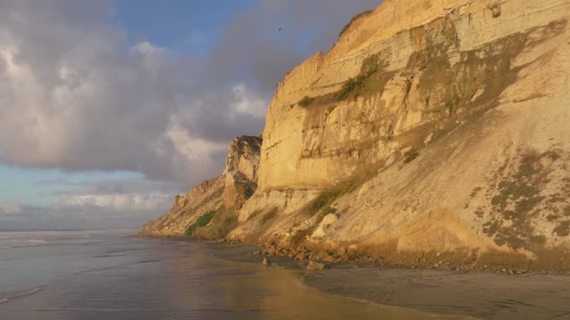 A beautiful afternoon below the cliffs at Black’s Beach Torrey Pines in La Jolla San Diego | Drone Video – 7